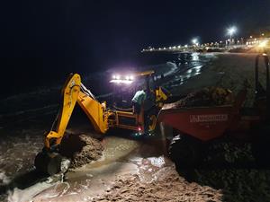 Les platges de Sitges recuperen sorra amb maquinària retroexcavadora. Ajuntament de Sitges