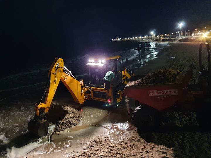 Les platges de Sitges recuperen sorra amb maquinària retroexcavadora. Ajuntament de Sitges