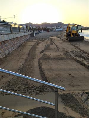 Les platges de Sitges recuperen sorra amb maquinària retroexcavadora