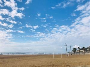 Les platges de Vilanova, buides el matí del dia de Sant Joan
