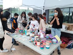 L’escola Les Roquetes clou el projecte de cultura emprenedora del curs passat amb la fira de cooperatives al mercat. Ajt Sant Pere de Ribes