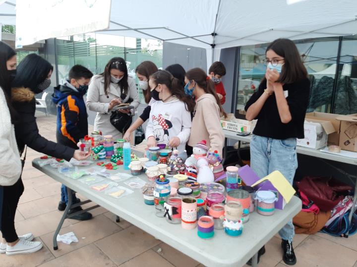 L’escola Les Roquetes clou el projecte de cultura emprenedora del curs passat amb la fira de cooperatives al mercat. Ajt Sant Pere de Ribes