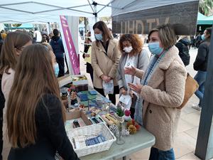 L’escola Les Roquetes clou el projecte de cultura emprenedora del curs passat amb la fira de cooperatives al mercat