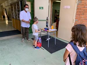 L'escola Miquel Utrillo de Sitges estrena un dispositiu que controla la temperatura i l'ús de mascaretes. Escola Miquel Utrillo
