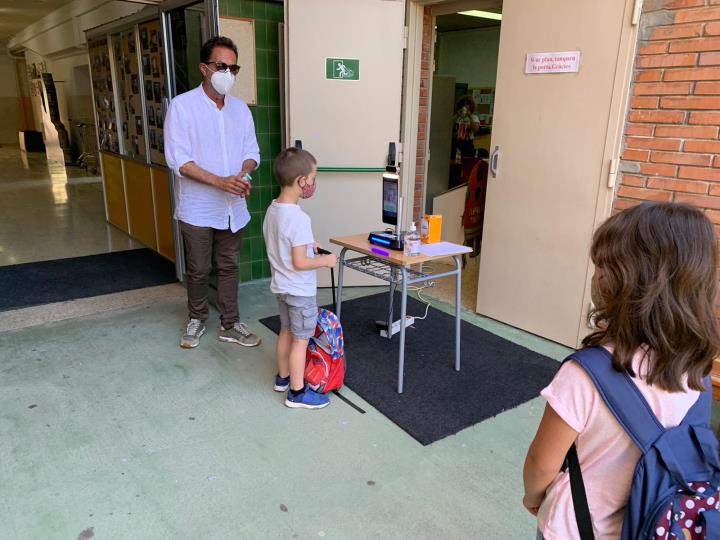 L'escola Miquel Utrillo de Sitges estrena un dispositiu que controla la temperatura i l'ús de mascaretes. Escola Miquel Utrillo