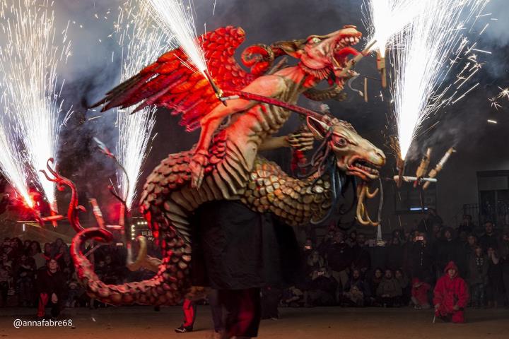 L’escultora vilafranquina de la festa, Dolors Sans, dissenya un drac barreja de boc i cabra. Dolors Sans
