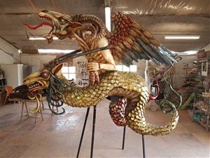 L’escultora vilafranquina de la festa, Dolors Sans, dissenya un drac barreja de boc i cabra