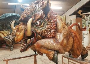 L'escultora vilafranquina Dolors Sans construeix un drac porc senglar per Rubí. EIX