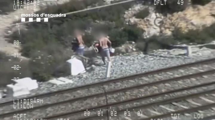 L'helicòpter dels Mossos enxampa tres persones trencant el confinament a les platges de Sitges. Mossos d'Esquadra