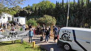 Manifestació contra el mur a la riera de Rocamar. Eix