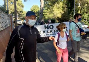 Manifestació contra el mur a la riera de Rocamar