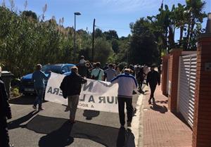 Manifestació contra el mur a la riera de Rocamar