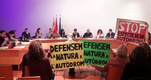Manifestació contra l'autòdrom al ple de Sant Pere de Ribes. APMA