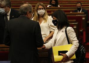 Marta Vilalta (ERC) saluda el president del Govern, Quim Torra, amb Elsa Artadi (JxCat) al davant, a l'hemicicle. ACN