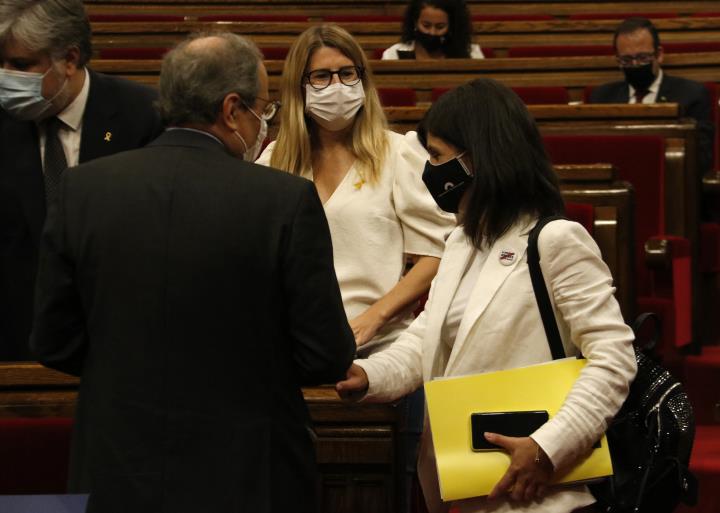 Marta Vilalta (ERC) saluda el president del Govern, Quim Torra, amb Elsa Artadi (JxCat) al davant, a l'hemicicle. ACN