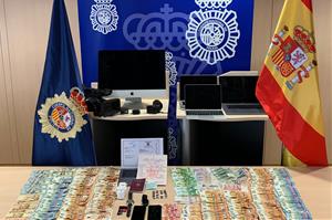 Material intervingut per la Policia Nacional en la desarticulació d'una xarxa que falsificava targetes de residència pera a ciutadans indis i paquista