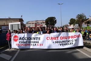 Més d'un centenar de persones marxen per reclamar més seguretat a la C-31 entre Segur de Calafell i Cunit. ACN