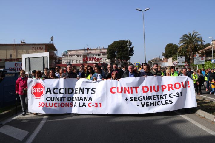 Més d'un centenar de persones marxen per reclamar més seguretat a la C-31 entre Segur de Calafell i Cunit. ACN