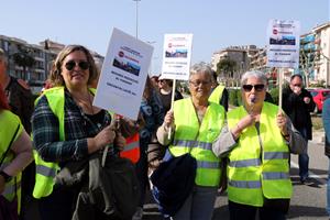 Més d'un centenar de persones marxen per reclamar més seguretat a la C-31 entre Segur de Calafell i Cunit