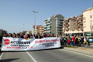 Més d'un centenar de persones marxen per reclamar més seguretat a la C-31 entre Segur de Calafell i Cunit