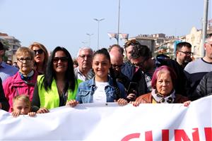 Més d'un centenar de persones marxen per reclamar més seguretat a la C-31 entre Segur de Calafell i Cunit