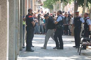 Moment en què els Mossos d'Esquadra porten el detingut pel crim de la menor de 13 anys de Vilanova i la Geltrú fins el seu domicili . ACN