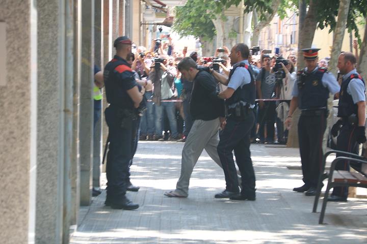 Moment en què els Mossos d'Esquadra porten el detingut pel crim de la menor de 13 anys de Vilanova i la Geltrú fins el seu domicili . ACN