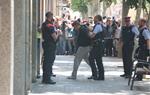 Moment en què els Mossos d'Esquadra porten el detingut pel crim de la menor de 13 anys de Vilanova i la Geltrú fins el seu domicili . ACN