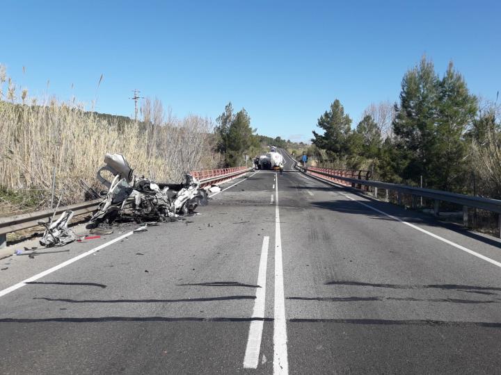 Mor el conductor d'un cotxe en un xoc amb un camió a la C-15 a Sant Quintí de Mediona. Trànsit