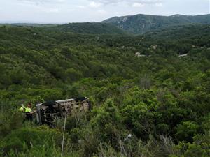 Mor un home de 68 anys en precipitar-se amb el vehicle al fons d'un barranc del Baix Penedès. Trànsit