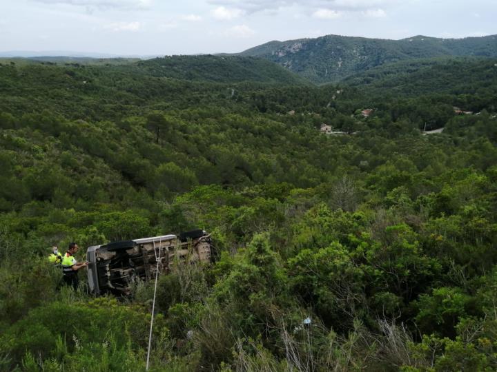 Mor un home de 68 anys en precipitar-se amb el vehicle al fons d'un barranc del Baix Penedès. Trànsit