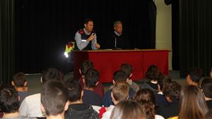 Mossos d’Esquadra participen en una xerrada sobre les addicions a les substàncies estupefaents en una escola a Sant Sadurní d’Anoia. Mossos d'Esquadra