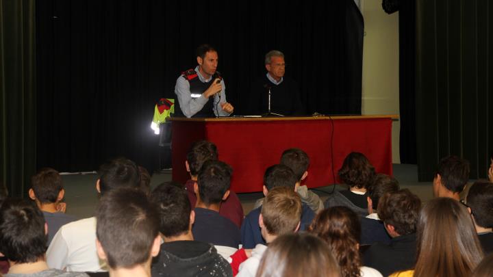 Mossos d’Esquadra participen en una xerrada sobre les addicions a les substàncies estupefaents en una escola a Sant Sadurní d’Anoia. Mossos d'Esquadra