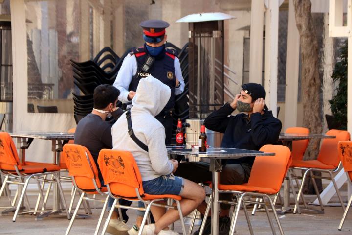 Mossos i Policies Locals reforçaran els controls perquè es compleixin les mesures a la restauració. ACN