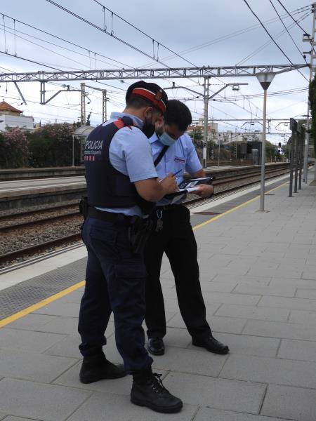 Mossos i vigilants de Renfe mantenen els controls d'accés a Garraf. Mossos d'Esquadra