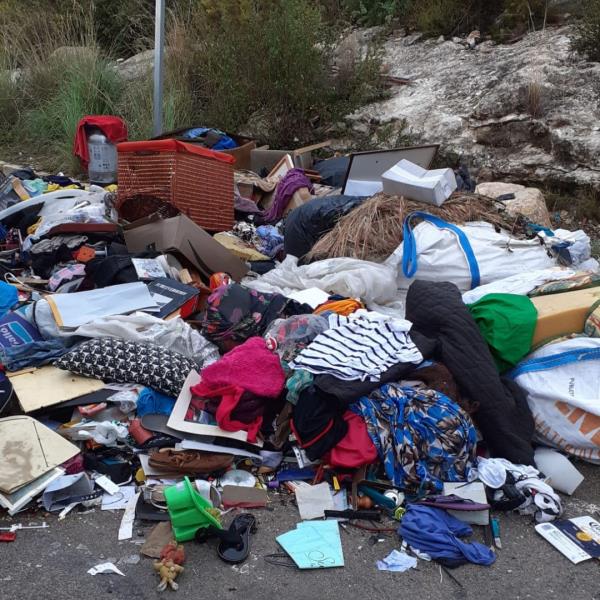 Multen dos homes amb 6.000 euros per abocar mobles i roba al costat d'una illa de contenidors a Sant Pere de Ribes. Ajt Sant Pere de Ribes