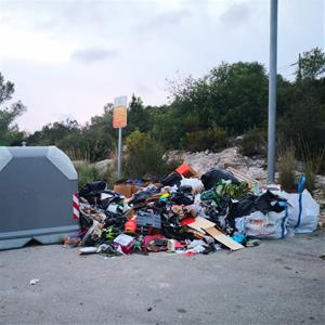 Multen dos homes amb 6.000 euros per abocar mobles i roba al costat d'una illa de contenidors a Sant Pere de Ribes