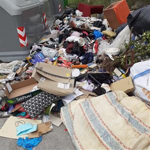 Multen dos homes amb 6.000 euros per abocar mobles i roba al costat d'una illa de contenidors a Sant Pere de Ribes