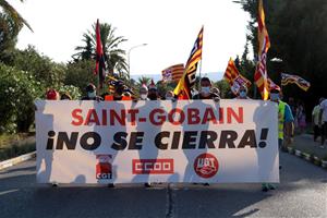 Multitudinària manifestació a l'Arboç contra el tancament de la cristalleria de Saint-Gobain