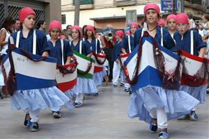 Nens de la cercavila de l'Imaginari de Vilanova i la Geltrú recollida al llibre de 'Calendari de festes del mar' el 2019. Cedida per Manel Carrera