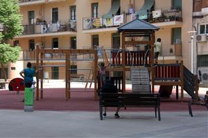 Nens jugant en un parc infantil. ACN / Joana Garreta