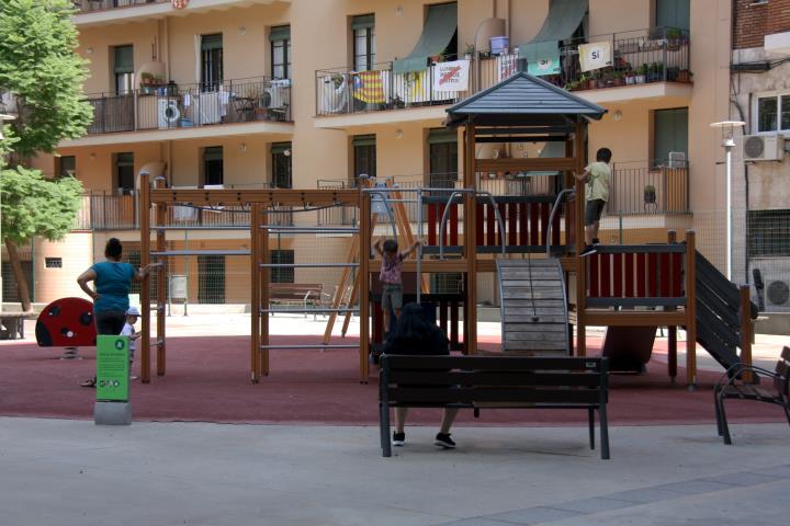 Nens jugant en un parc infantil. ACN / Joana Garreta