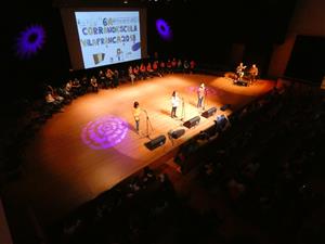 Nois i noies de cicle superior de primària de Vilafranca improvisen versos tot cantant. Ajuntament de Vilafranca