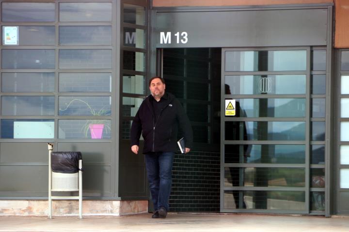 Oriol Junqueras surt de la presó de Lledoners amb un llibre sota el braç per anar cap al Campus Manresa de la UVic-UCC. Imatge del 3 de març de 2020 .