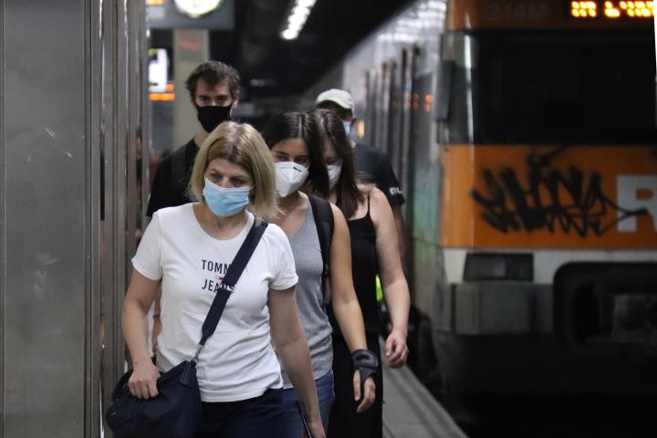 Passatgers a l'andana de l'estació de tren. ACN / Aina Martí