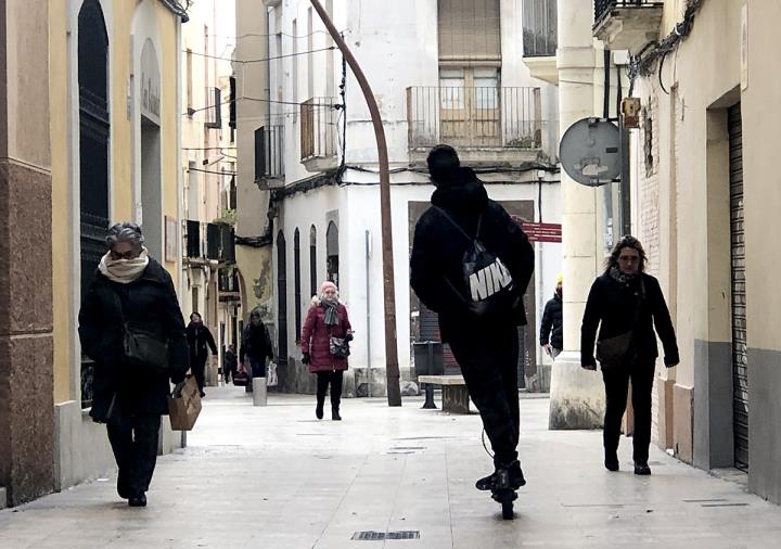 Patinet elèctric als carrers de Vilanova. Eix