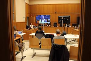 Periodistes segueixen el judici del crim de la Guàrdia Urbana des d'una sala habilitada com a sala de premsa el 13 de març del 2020. ACN