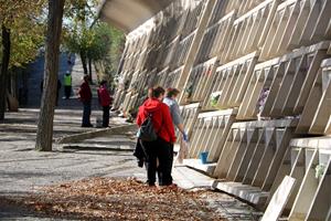 Petits grups de persones recordant els seus difunts al Cementri Nou d'Igualada. ACN