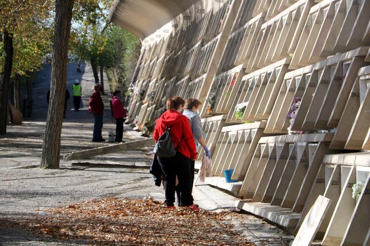 Petits grups de persones recordant els seus difunts al Cementri Nou d'Igualada. ACN