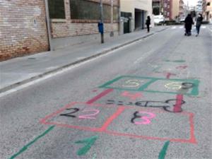 Pintades als jocs a l’asfalt del carrer Canigó. Eix